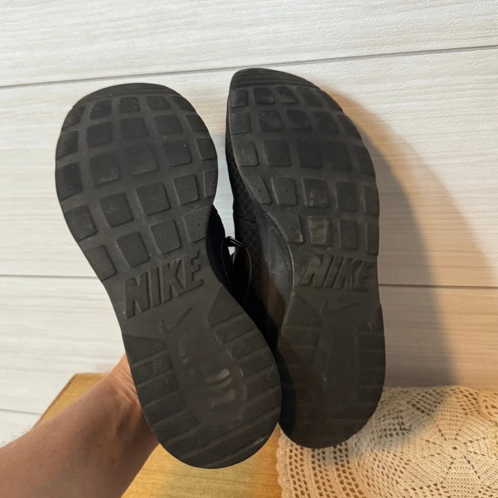 Nike Tanjun Triple Black Mesh Running Shoes Womens 8 812654-001 Athleisure Wear